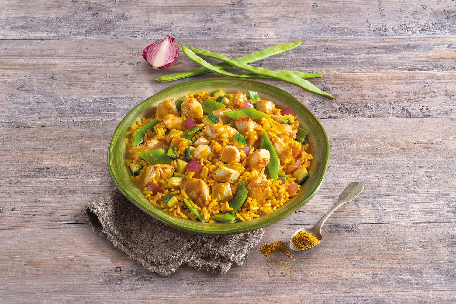 Pollo e riso al curry con verdure