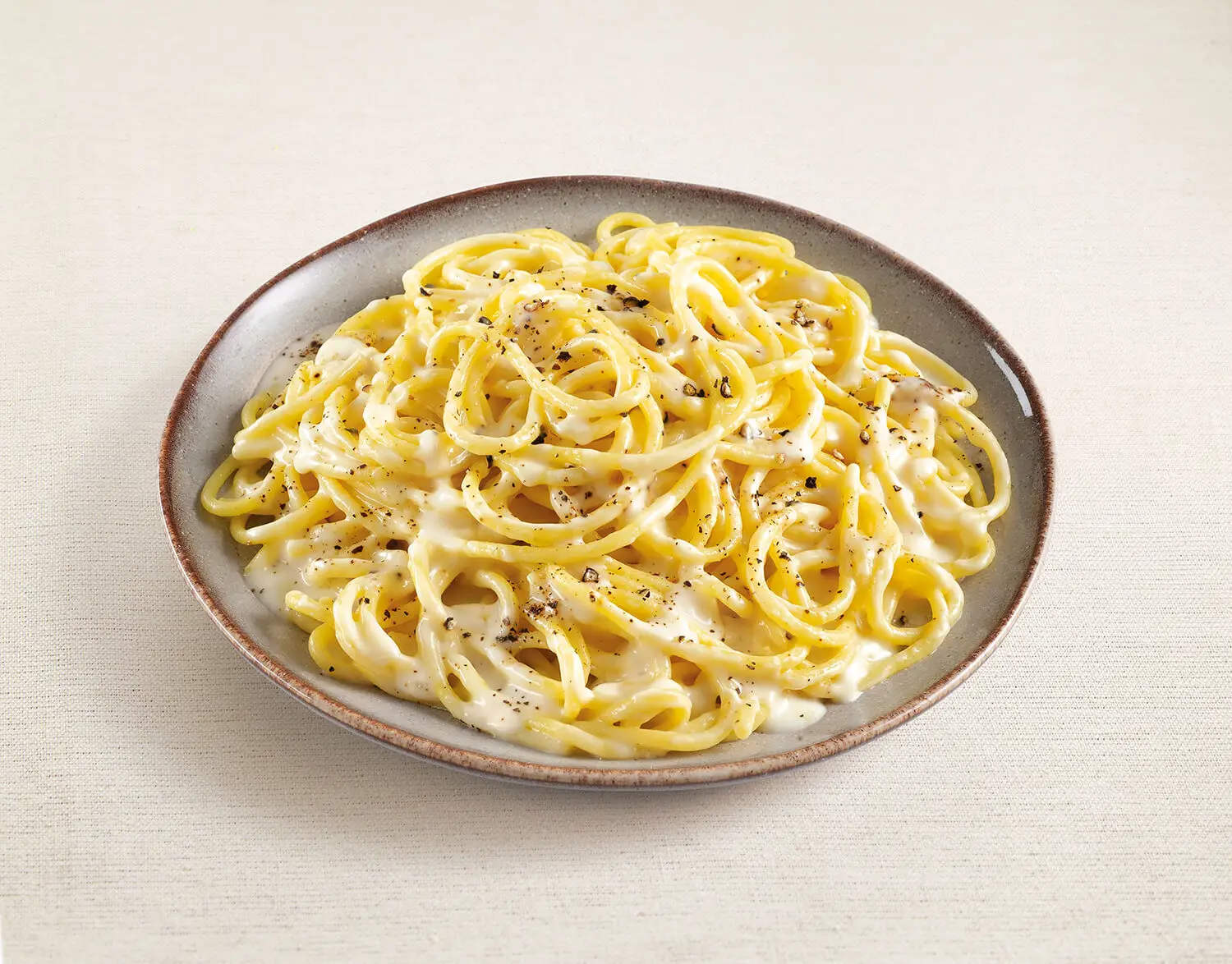 Spaghetti with cheese and pepper